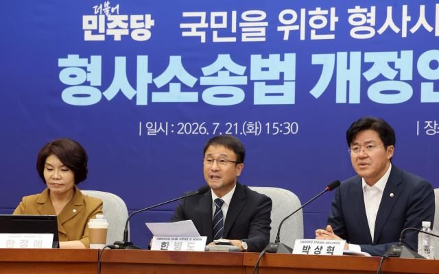 더불어민주당 한병도 대표 직무대행 겸 원내대표가 21일 국회에서 형사소송법 개정을 논의하기 위해 열린 정책의원총회에 참석해 발언하고 있다 사진연합뉴스