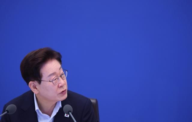 이재명 대통령이 21일 청와대에서 열린 국무회의에서 발언을 하고 있다 사진연합뉴스