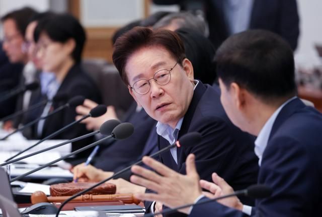 이재명 대통령이 21일 청와대에서 열린 국무회의에서 구윤철 부총리 겸 재정경제부 장관과 의견을 나누고 있다 사진연합뉴스