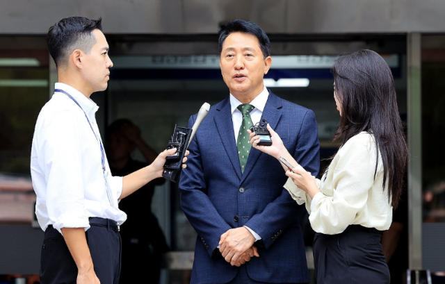 명태균씨로부터 여론조사 결과를 받아보고 후원자에게 비용을 대납하게 한 혐의로 기소된 오세훈 서울시장이 22일 오후 서울 서초구 서울중앙지법에서 열린 선고 공판을 마친 뒤 법정을 나서며 취재진의 질문에 답하고 있다 사진연합뉴스
