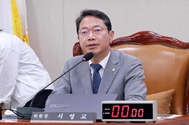 지난 15일 국회에서 열린 법제사법위원회 전체회의에서 여당 간사인 김승원 더불어민주당 의원이 서영교 위원장을 대리해 잠시 회의를 진행하고 있다 사진연합뉴스