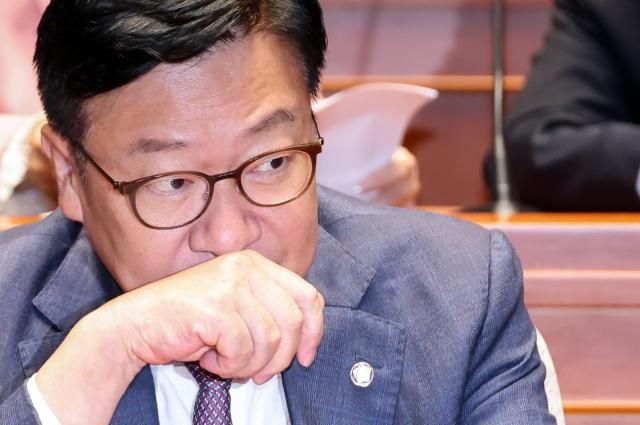 정점식 국민의힘 원내대표가 지난 21일 국회에서 열린 의원총회에서 잠시 생각에 잠겨 있다 사진연합뉴스