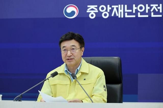 윤호중 행정안전부 장관이 취임 당일 오전 정부세종청사 중앙재난안전상황실에서 호우 대처 중앙재난안전대책본부 회의를 주재하고 모두 발언을 하고 있다 사진행안부