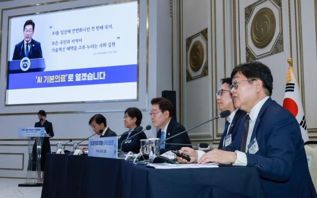 서준범 국가인공지능전략위원회 AI기본의료소그룹장이 22일 이재명 대통령 주재로 청와대에서 열린 지역·필수·공공의료 간담회에서 AI기본의료 전략을 발표하고 있다 오른쪽부터 서준범 AI기본의료소그룹장 배경훈 부총리 겸 과기정통부 장관 이재명 대통령 정은경 복지부 장관 정기현 의료혁신위원장 사진연합뉴스