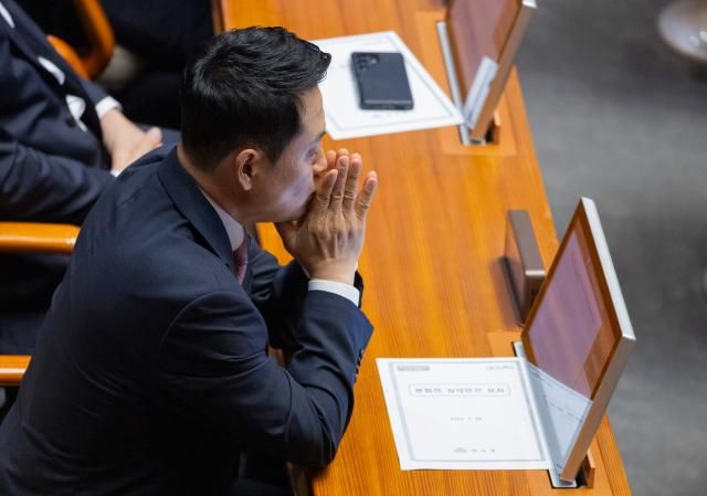장동혁 국민의힘 대표가 지난 20일 열린 국회 본회의에서 생각에 잠겨 있다 사진연합뉴스