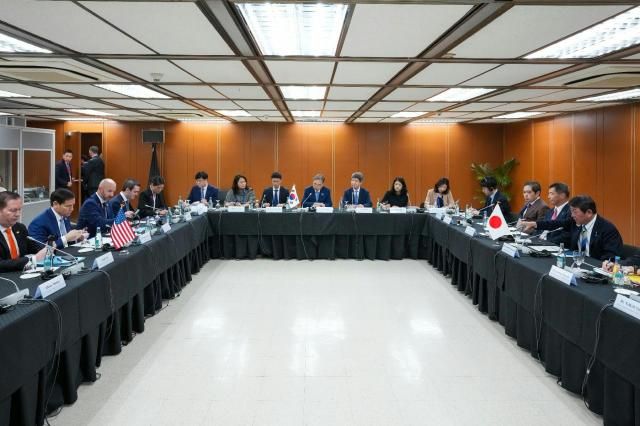 조현 외교부 장관과 마코 루비오 미국 국무장관 모테기 도시미쓰 일본 외무상은 22일 오후 필리핀국제컨벤션센터PICC에서 한미일 외교장관회담을 가졌다 사진외교부 