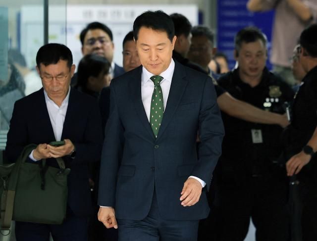 정치 브로커 명태균씨로부터 여론조사 결과를 받아보고 후원자에게 비용을 대납하게 한 혐의로 기소된 오세훈 서울시장이 22일 오후 서울 서초구 서울중앙지법에서 열린 선고 공판을 마친 뒤 법정을 나서고 있다 사진연합뉴스