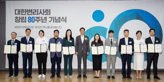 한지연 한미사이언스 IP팀 팀장오른쪽 두 번째이 지식재산 유공자들과 함께 지난 6월 26일 서울 서초동 대한변리사회관에서 열린 대한변리사회 창립 80주년 기념식에서 기념촬영을 하고 있다사진한미그룹