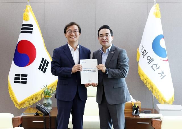 박홍근 기획예산처 장관오른쪽이 7월 22일 오전 정부세종청사 5동 접견실에서 전재수 부산시장과간담회를 마치고 기념촬영을 하고있다 사진기획예산처