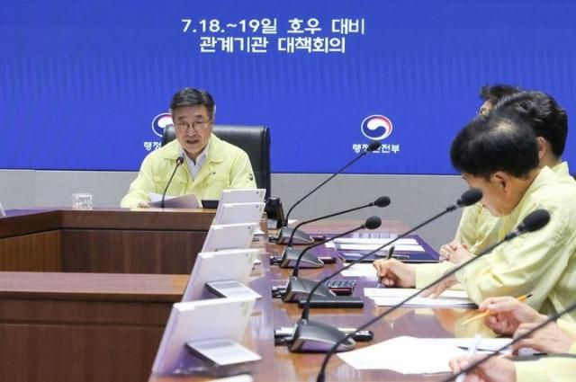 윤호중 행정안전부 장관이 지난 17일 오후 서울 종로구 정부서울청사 서울상황센터에서 열린 71819일 호우 대비 관계기관 대책회의에 참석해 발언을 하고있다 사진행안부