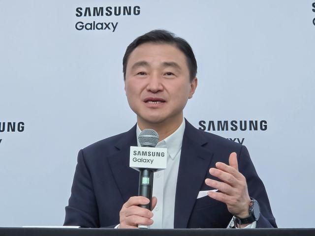 노태문 삼성전자 DX디바이스경험·완제품 부문 사장은 22일현지시간 영국 런던에서 열린 갤럭시 언팩 2026 직후 기자간담회에서 기자의 질의에 답변하고 있다 사진삼성전자