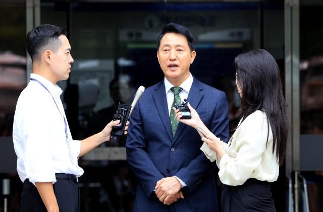 오세훈 서울시장이 22일 여론조사 대납 의혹 사건 선고 공판을 마친 뒤 서초동 법정을 나서며 취재진의 질문에 답하고 있다 오 시장은 1심 유죄 판결에 대해 사실관계와 법리 판단에 중대한 오류가 있다며 즉각 항소 의사를 밝혔다 연합뉴스