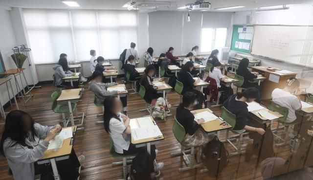 2027학년도 대학수학능력시험 6월 모의평가를 앞두고 학생들이 시험 준비를 하고 있다 사진연합뉴스