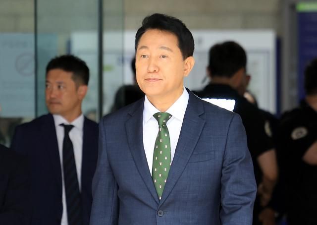 정치 브로커 명태균씨로부터 여론조사 결과를 받아보고 후원자에게 비용을 대납하게 한 혐의로 기소된 오세훈 서울시장이 22일 오후 서울 서초구 서울중앙지법에서 열린 선고 공판을 마친 뒤 법정을 나서고 있다 사진연합뉴스