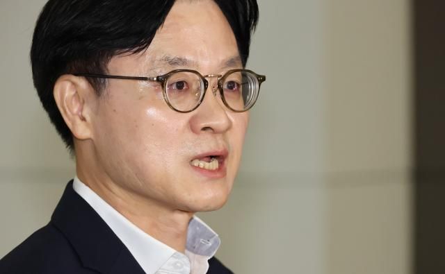 김정관 산업통상부 장관이 오는 23일 미국 워싱턴에서 열리는 한미 조선협력센터 개소식에 참석하기 위해 22일 인천국제공항을 통해 출국하며 기자의 질문에 답하고 있다 사진연합뉴스