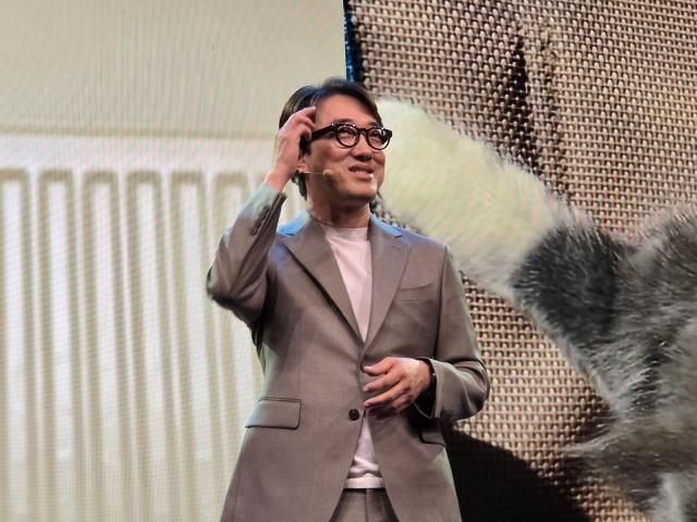 AI 글래스를 착용하고 무대에 오른 최원준 삼성전자 MX사업부 개발실장 겸 최고운영책임자COO 22일현지시간 오후 2시현지시간 영국 런던 올드 빌링스게이트Old Billingsgate에서 열린 갤럭시 언팩 2026에서 발표하고 있다 사진갤럭시 언팩 기자단 