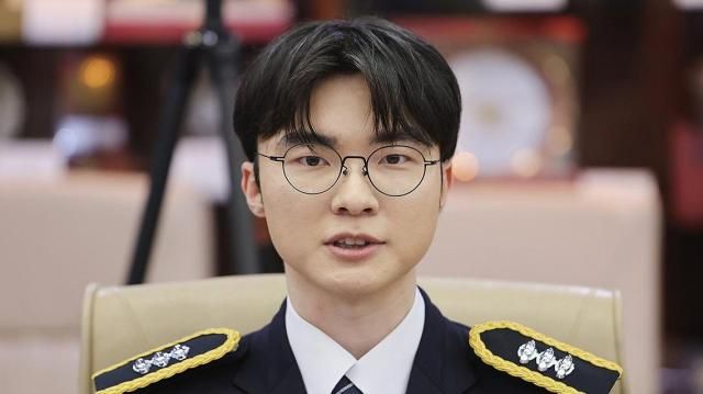 프로게이머 페이커 이상혁이 22일 서울 서대문구 경찰청에서 명예경찰 및 사이버도박 예방 홍보대사로 위촉된 소감을 밝히고 있다 사진연합뉴스