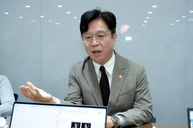 김영훈 고용노동부 장관이 22일 정부세종청사에서 기자들과 만나 차담회를 진행하고 있다 사진고용노동부