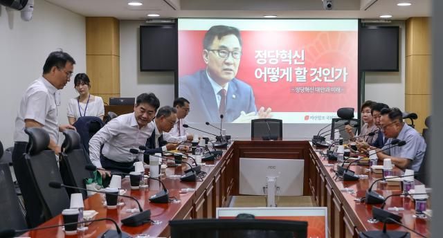 22일 국회 의원회관에서 열린 국민의힘 소장파 대안과 미래 조찬 모임 이날 모임에선 최형두 의원왼쪽이 정당 혁신 어떻게 할 것인가를 주제로 발표했다 사진연합뉴스