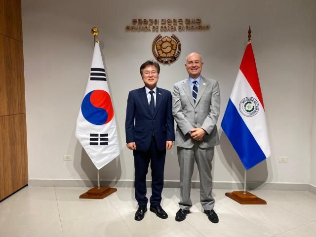 손혁상 주파라과이대사는 지난 6월 1일 호세 트로야 유엔개발계획UNDP 파라과이 사무소장을 만나 파라과이 내 UNDP 활동 현황과 향후 개발협력 유망 분야에 대해 논의한 후 기념 촬영을 하고 있다 사진주파라과이대사관 