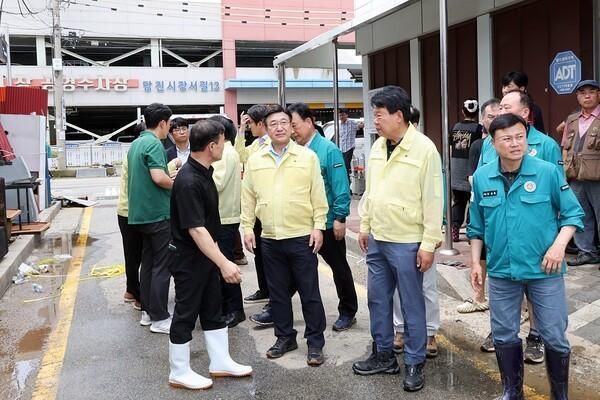 윤호중 행정안전부 장관이 취임 직후 호우로 침수 피해를 입은 충남 당진군 전통시장을 방문해 응급복구 상황 등을 점검했다 사진행안부 