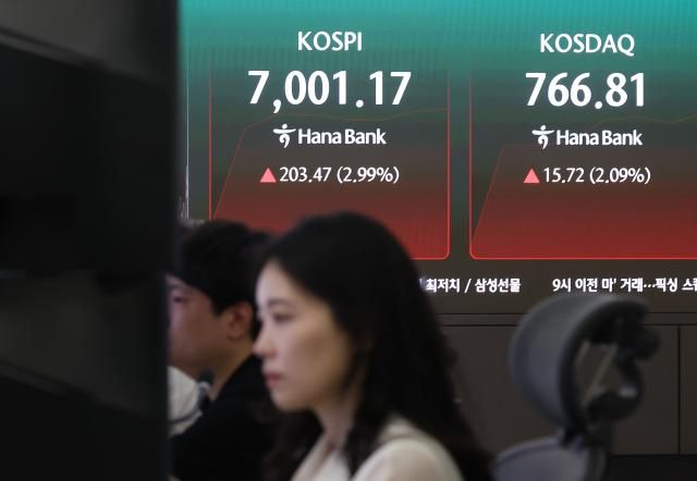 23일 서울 중구 하나은행 딜링룸 현황판에 코스피와 코스닥지수가 표시되고 있다 사진연합뉴스