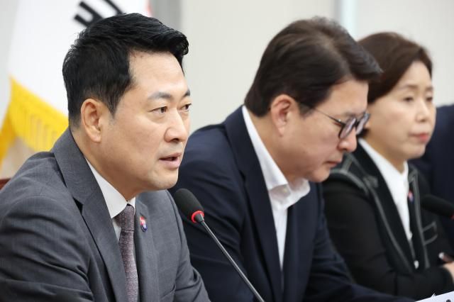 장동혁 국민의힘 대표가 23일 국회에서 열린 최고위원회의에 참석 발언하고 있다 사진연합뉴스