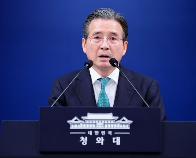 김용범 정책실장이 지난 22일 청와대 춘추관 기자회견장에서 미국 및 남미 순방 관련 사전 브리핑을 하고 있다 사진연합뉴스
