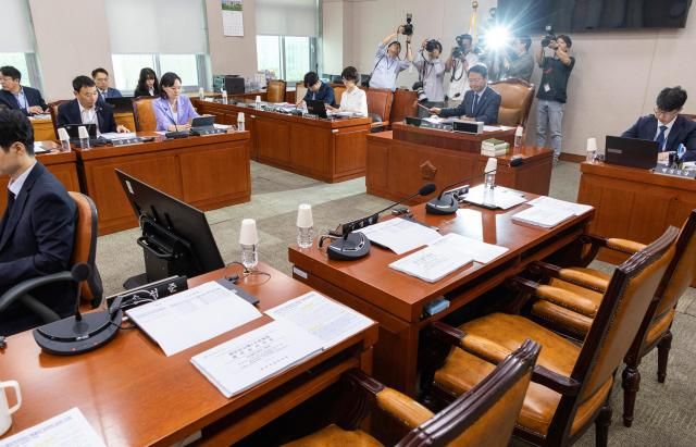 국회 법제사법위원회 제1소위 위원장인 더불어민주당 김승원 의원이 22일 국회에서 법사위 제1소위를 개회하고 있다 사진연합뉴스