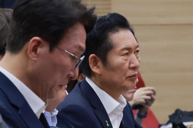 김민석·정청래 더불어민주당 당 대표 후보가 22일 국회 의원회관에서 민주당 노동존중실천단장인 전현희 의원이 전국금융산업노동조합 수도권공공서비스노동조합 등과 함께 연 in 민주당 청년을 담다 노동을 잇다에 참석해 있다 사진연합뉴스