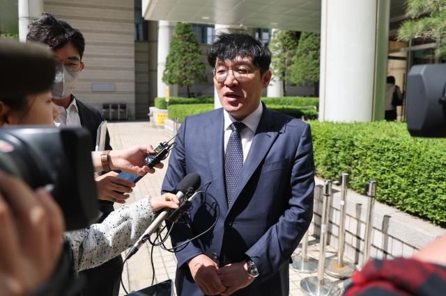 김건희 여사에게 고가의 그림을 건네고 공천을 청탁했다는 의혹을 받는 김상민 전 부장검사가 지난 5월 8일 서울 서초구 서울고등법원에서 열린 2심 선고 공판에서 징역형 집행유예를 선고받은 뒤 법정을 나서며 취재진에 입장을 밝히고 있다 사진연합뉴스