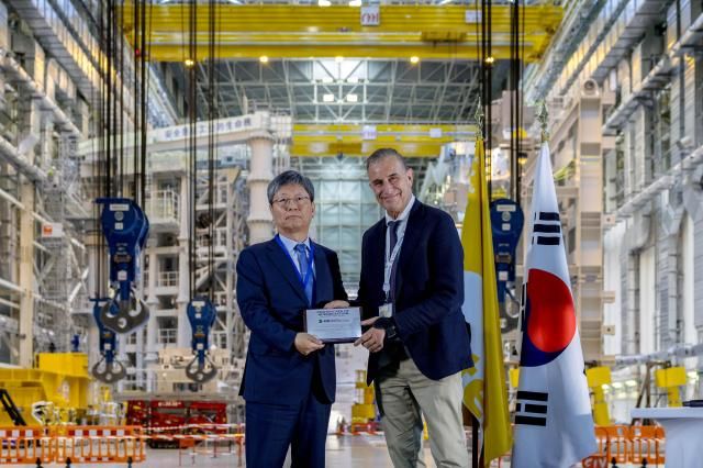 사진 설명 22일수 프랑스 남부 카다라슈에서 열린 ‘KOREA-ITER 퓨전 데이’ 행사에서 원광식 HD현대중공업 부사장왼쪽이 피에트로 바라바쉬Pietro Barabaschi ITER 사무총장오른쪽으로부터 감사패를 받았다jpg
