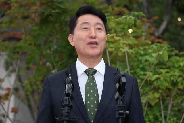 오세훈 서울시장이 22일 서울 종로구 광화문광장 감사의 정원에서 열린 강뉴합창단-서울시예술단 문화교류 공연 참석 전 정치자금법 위반 1심 선고 관련 입장을 밝히고 있다 사진연합뉴스