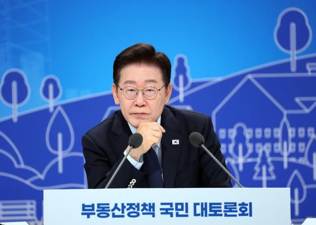 이재명 대통령이 23일 서울 여의도 KBS 별관에서 열린 부동산정책 국민 대토론회에서 참석자 발언을 듣고 있다 사진연합뉴스