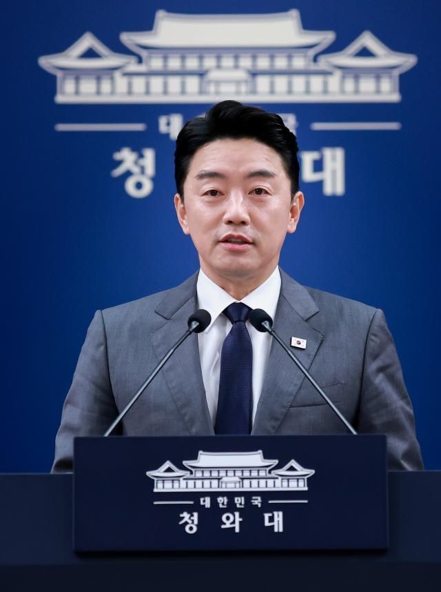 강훈식 비서실장이 지난 6일 청와대 춘추관에서 이날 오전 열린 메가프로젝트 민관합동 점검회의 결과 브리핑을 하고 있다 사진연합뉴스