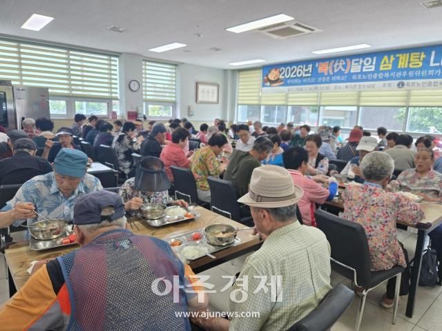 국내 한 노인복지관에서 초복을 맞아 삼계탕 나눔행사를 하고 있는 모습 위 사진은 기사와 직접적 관련이 없음 사진아주경제 DB