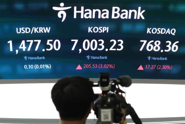 23일 오전 서울 중구 하나은행 본점 딜링룸 사진연합뉴스