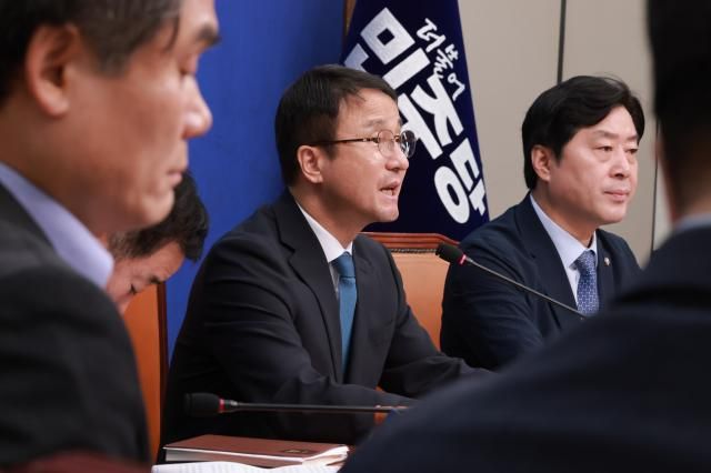 한병도 더불어민주당 대표 직무대행 겸 원내대표가 24일 국회에서 열린 최고위원회의에 참석해 발언하고 있다 사진연합뉴스