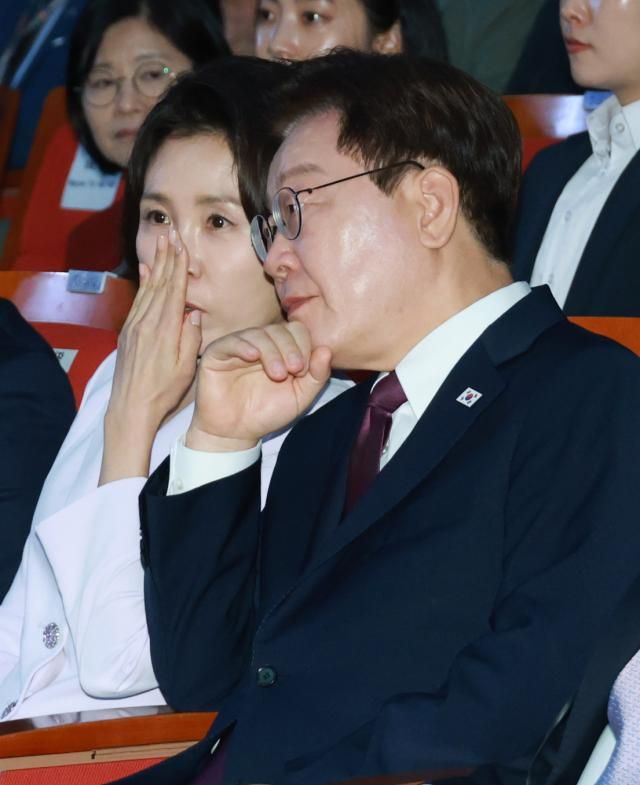 이재명 대통령과 김혜경 여사가 지난 19일 부산에서 열린 제48차 유네스코 세계유산위원회 개회식에서 대화를 나누고 있다 사진연합뉴스