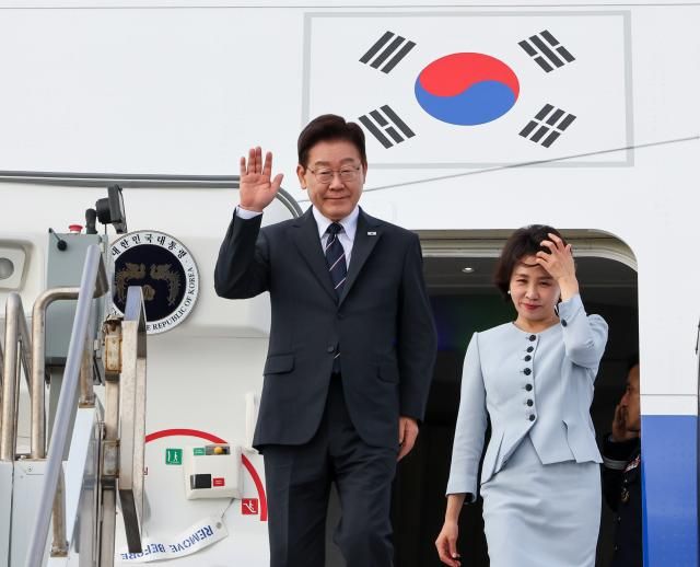 미국 샌프란시스코를 방문한 이재명 대통령과 김혜경 여사가 24일현지시간 샌프란시스코 국제공항에 도착한 공군 1호기에서 환영객에게 인사하고 있다 사진연합뉴스