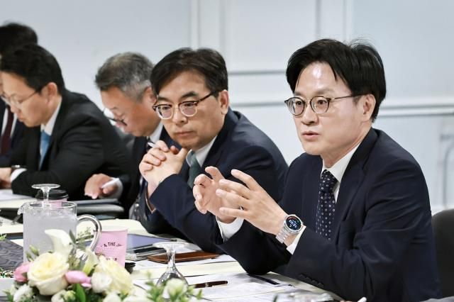김정관 산업통상부 장관이 23일현지시간 미국 워싱턴DC 메이플라워 호텔에서 하워드 러트닉 미 상무장관과 면담을 하고 있다사진산업통상부
