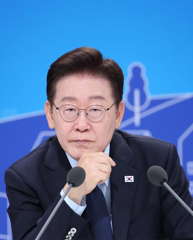 이재명 대통령이 23일 서울 여의도 KBS 별관에서 열린 부동산정책 국민 대토론회에서 참석자 발언을 듣고 있다 사진연합뉴스