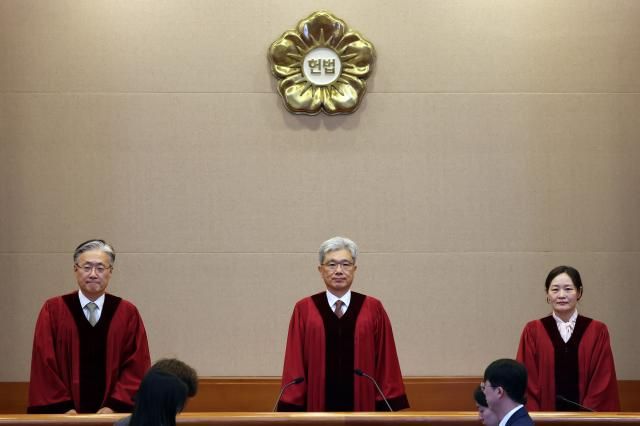 지난 23일 서울 종로구 헌법재판소 심판정에서 열린 조작기소 국정조사 계획서 강행처리 권한쟁의 사건 등의 선고를 위해 김상환 헌법재판소장가운데을 비롯한 헌법재판관들이 입장하고 있다 사진연합뉴스