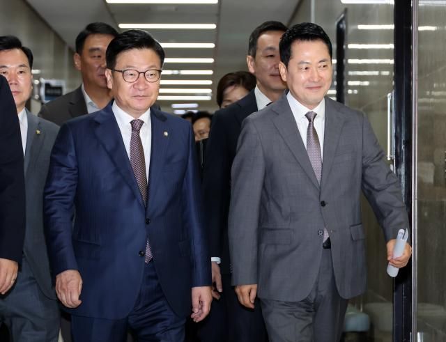 장동혁 국민의힘 대표오른쪽와 정점식 원내대표가 지난 23일 국회에서 열린 최고위원회의에 입장하고 있다 사진연합뉴스