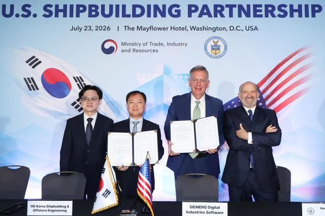 HD현대는 현지시간 23일목 미국 워싱턴에서 진행된 한·미 조선협력센터KUSPC 개소식 행사에서 글로벌 엔지니어링 기업 지멘스와 ‘차세대 마린 플랫폼’ 도입을 위한 본계약을 체결했다왼쪽부터 김정관 산업통상부 장관 jpg