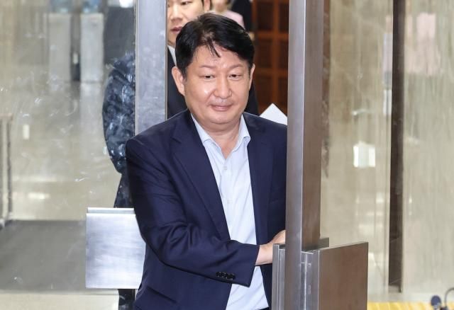 권영진 국민의힘 의원이 지난달 29일 국회에서 열린 의총을 마친 뒤 이동하고 있다 사진연합뉴스