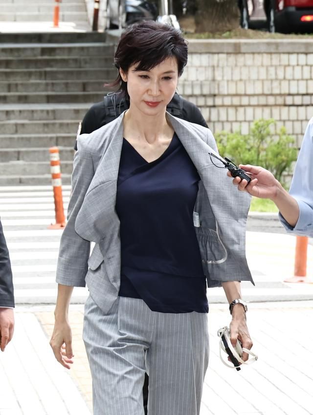 노소영 아트센터 나비 관장이 지난달 26일 서울 서초구 서울중앙지방법원에서 열린 재산 분할 파기환송심 2차 변론기일에 출석하기 위해 법정으로 향하고 있다 사진연합뉴스