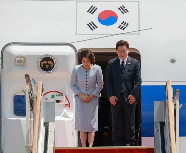 미국과 남미 순방을 위해 출국하는 이재명 대통령과 김혜경 여사가 24일 성남 서울공항 공군 1호기에서 환송객에게 인사하고 있다 사진연합뉴스 