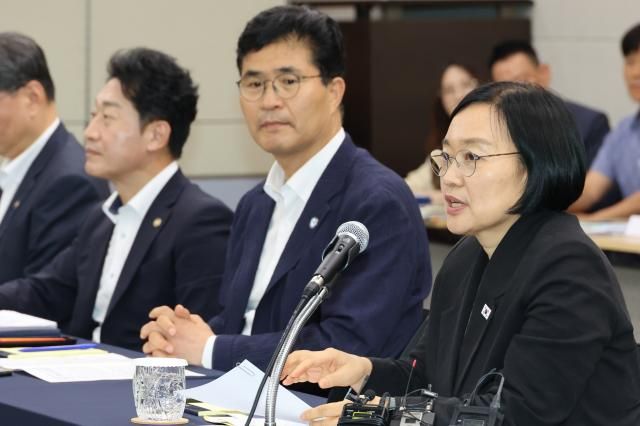 한성숙 국무총리가 24일 전북 군산 새만금개발청에서 현대차 등 새만금 국가산단 입주기업 대표들과 투자 활성화를 위한 간담회를 하고 있다 사진연합뉴스