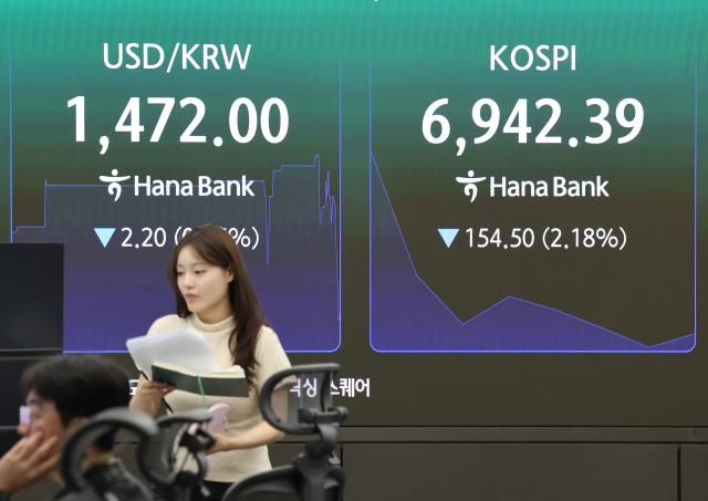 24일 오전 서울 중구 하나은행 본점 딜링룸 현황판 사진연합뉴스